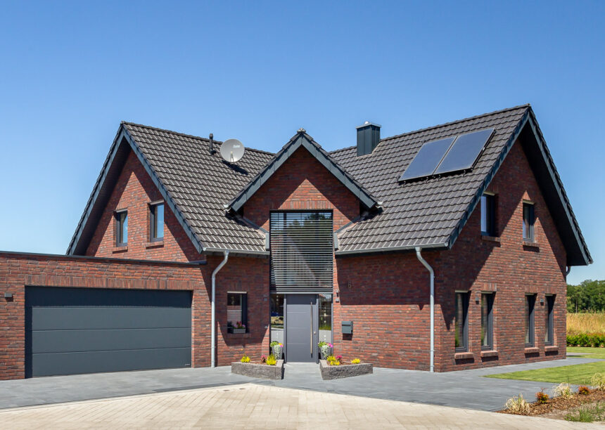 Tolles Klinkerhaus mit Reformziegel Z7v auf Satteldach mit großen Gauben