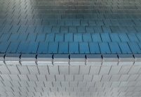 Flachziegel Stylist in edelnero auf Mehrfamilienhaus aus der Vogelperspektive