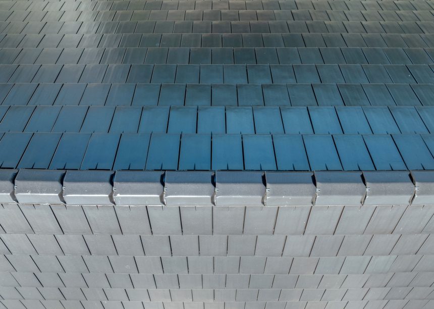 Flachziegel Stylist in edelnero auf Mehrfamilienhaus aus der Vogelperspektive