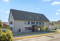 Flachziegel Stylist in edelnero auf Mehrfamilienhaus von der Nordseite fotografiert