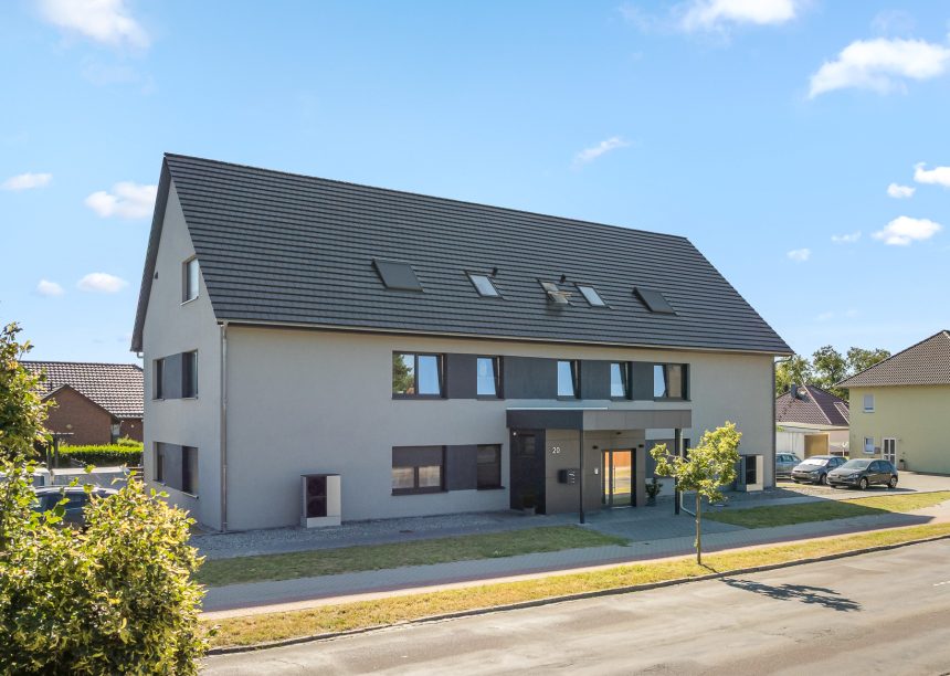 Flachziegel Stylist in edelnero auf Mehrfamilienhaus von der Nordseite fotografiert