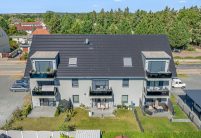 Flachziegel Stylist in edelnero auf Mehrfamilienhaus