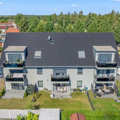 Flachziegel Stylist in edelnero auf Mehrfamilienhaus