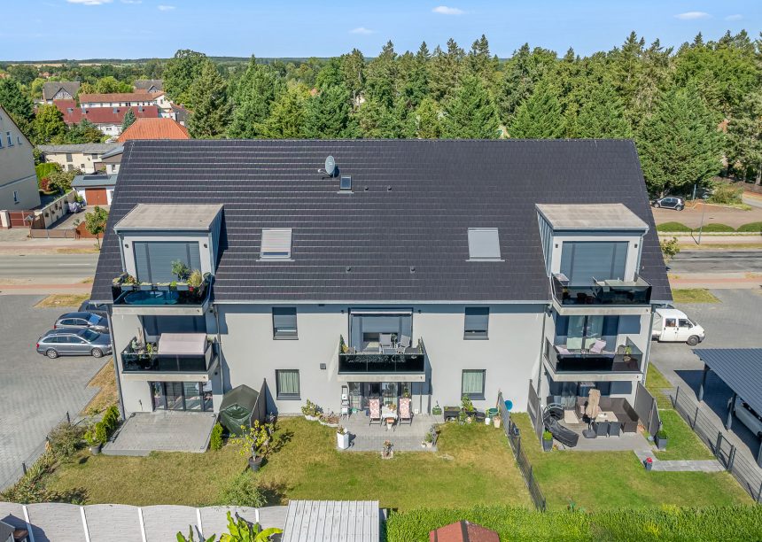 Flachziegel Stylist in edelnero auf Mehrfamilienhaus