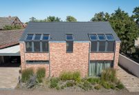 Dachziegel Stylist in edelschiefer auf modernem Klinkerhaus, hier in der Gesamtansicht mit Vorgarten