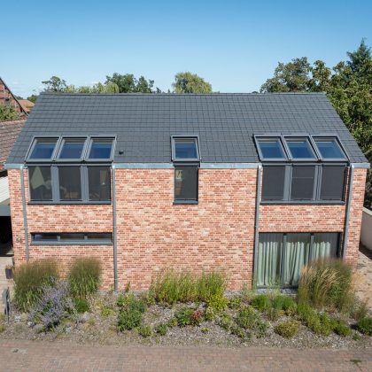 Dachziegel Stylist in edelschiefer auf modernem Klinkerhaus, hier in der Gesamtansicht mit Vorgarten