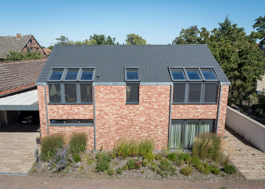 Dachziegel Stylist in edelschiefer auf modernem Klinkerhaus, hier in der Gesamtansicht mit Vorgarten