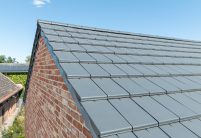 Dachziegel Stylist in edelschiefer auf modernem Klinkerhaus, hier mit Giebelansicht