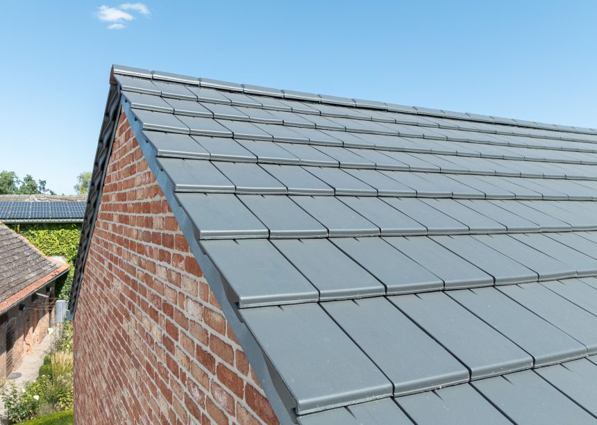 Dachziegel Stylist in edelschiefer auf modernem Klinkerhaus, hier mit Giebelansicht