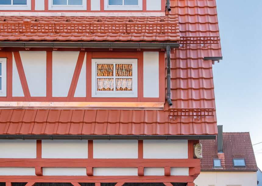 Schön saniertes Geschäftshaus mit Reformziegel Z10 in altrot mit Blick auf das farblich toll abgestimmte Fachwerk und Eingangsbereich