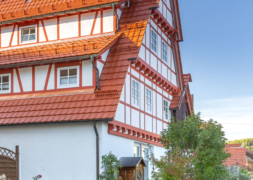 Schön saniertes Geschäftshaus mit Reformziegel Z10 in altrot mit Blick auf die Gauben und Fachwerk