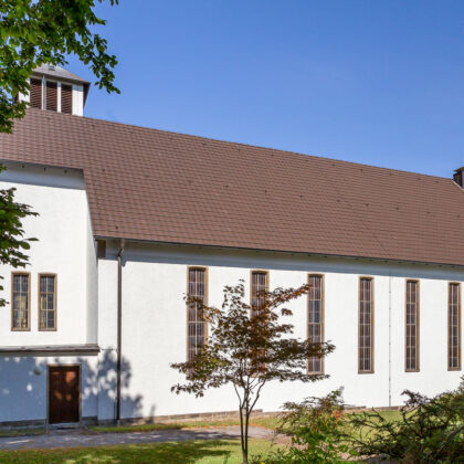 Friedenskirche mit Z10 in dunkelbraun auf dem Dach