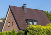Giebel von Klinkerhaus mit Dachziegel Z10 in der Farbe dunkelbraun