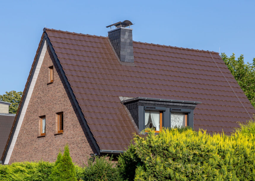 Giebel von Klinkerhaus mit Dachziegel Z10 in der Farbe dunkelbraun