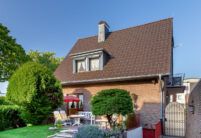 Einfamilienhaus mit Klinkerfassade und dem Reformziegel Z10 in dunkelbraun auf dem Dach