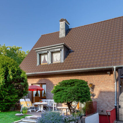 Einfamilienhaus mit Klinkerfassade und dem Reformziegel Z10 in dunkelbraun auf dem Dach