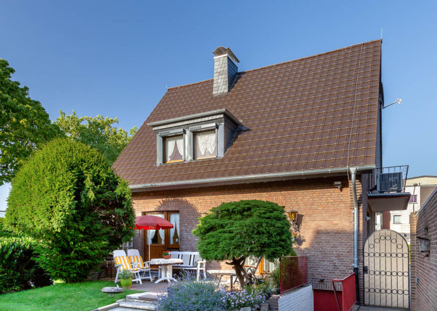 Einfamilienhaus mit Klinkerfassade und dem Reformziegel Z10 in dunkelbraun auf dem Dach