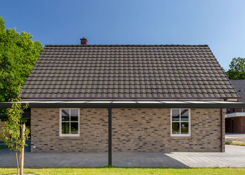 Reformziegel auf impossanntem Klinkerhaus frontal fotografiert vom Carport