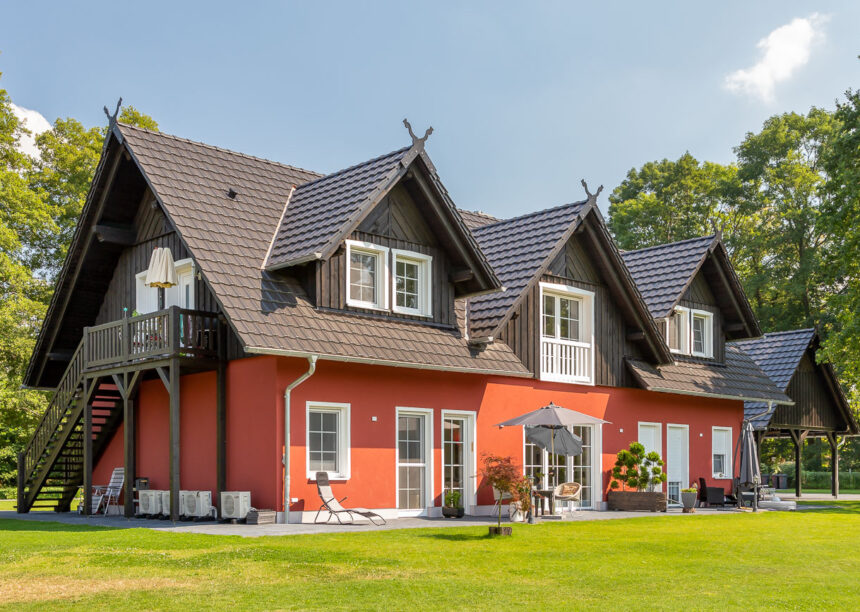 Farbenfrohes Einfamilienhaus mit vielen Satteldachgauben und Reformziegel Z10 im trendigen altschwarz mit Terrasseneinblick
