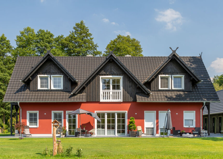 Farbenfrohes Einfamilienhaus mit vielen Satteldachgauben und Reformziegel Z10 im trendigen altschwarz in der Gesamtansicht