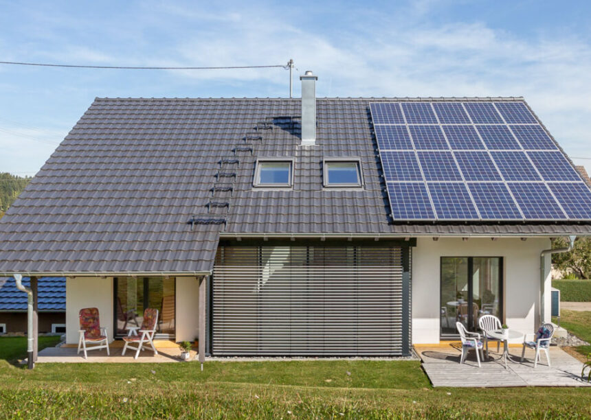Einfamilienhaus mit Dachziegel Z10 altschwarz mit Kurz- und Langrost.