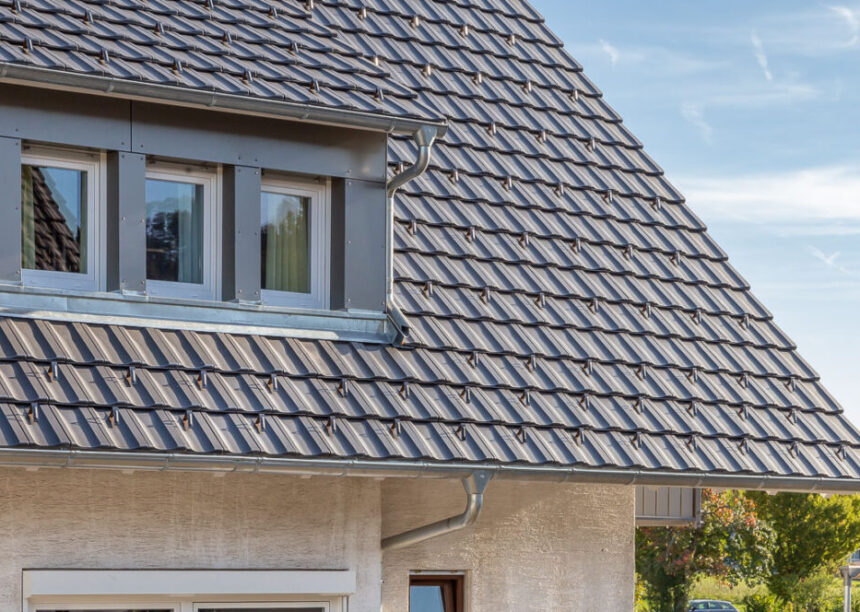 Altschwarzes Z10-Dach auf Einfamilienhaus am Hang mit Details auf den Dachziegel