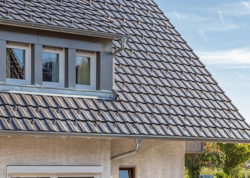Altschwarzes Z10-Dach auf Einfamilienhaus am Hang mit Details auf den Dachziegel