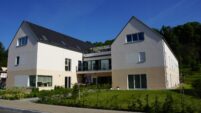 U-förmiges Wohnhaus mit Großflächenziegel Z10 in altschwarz auf den Satteldächern