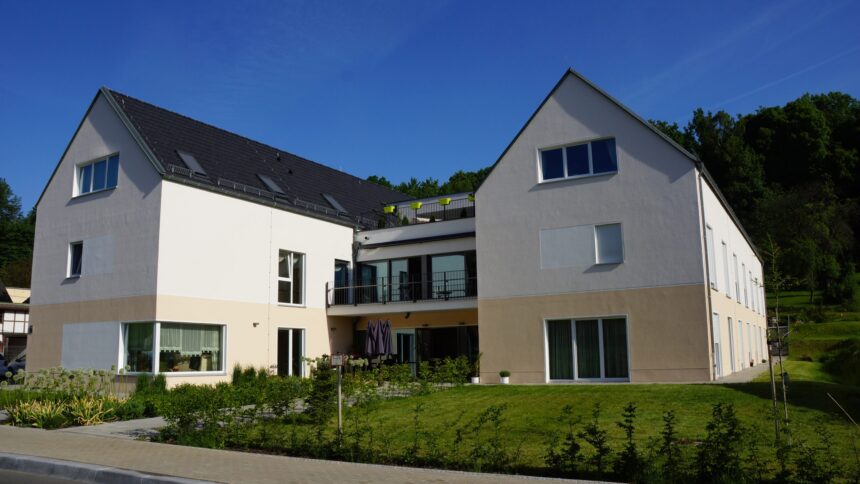 U-förmiges Wohnhaus mit Großflächenziegel Z10 in altschwarz auf den Satteldächern