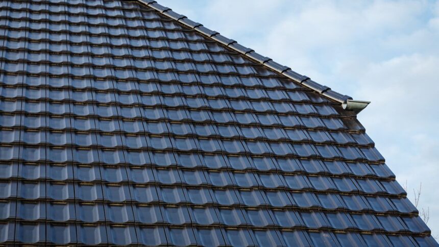 Klassisches Einfamilienhaus mit Krüppelwalmdach und Reformziegel Z10 in altschwarz mit Dachziegeldetails und Graddetails