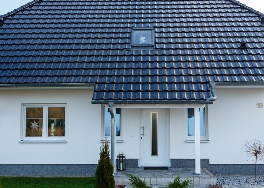 Klassisches Einfamilienhaus mit Krüppelwalmdach und Reformziegel Z10 in altschwarz