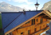 Dieses Berghotel mit Holzfassade hat ein inspirierendes Dach mit Reformziegel Z10 im modernen altschwarz.