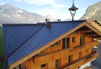 Dieses Berghotel mit Holzfassade hat ein inspirierendes Dach mit Reformziegel Z10 im modernen altschwarz.
