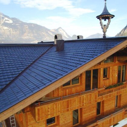 Dieses Berghotel mit Holzfassade hat ein inspirierendes Dach mit Reformziegel Z10 im modernen altschwarz.