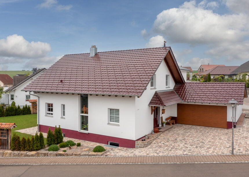 Z10 Dachfläche in edelweinrot auf Einfamilienhaus hier in der Gesamtansicht.