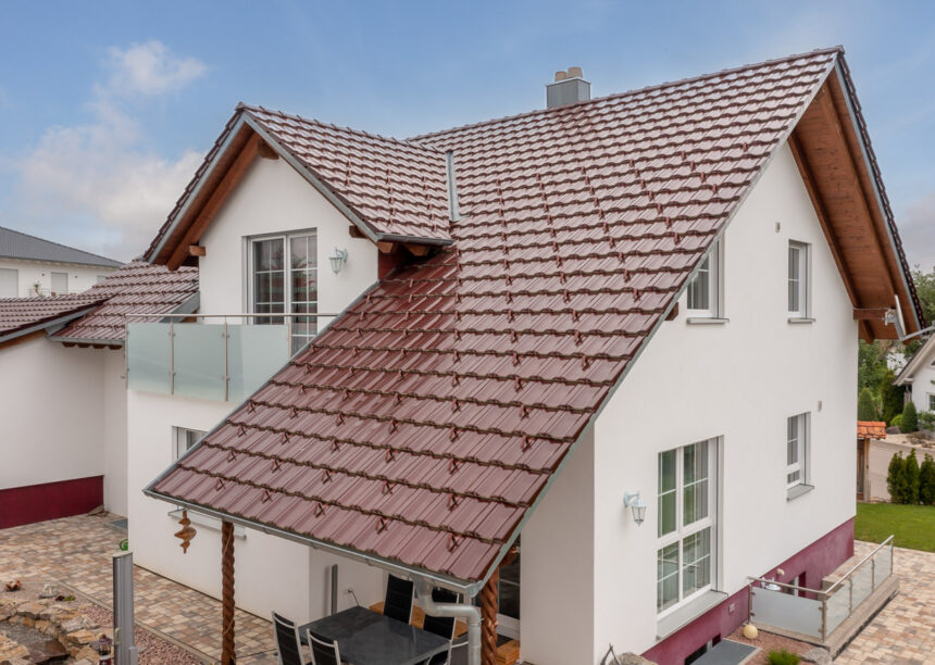 Z10 Dachfläche in edelweinrot auf Einfamilienhaus mit Schneenasen auf Schleppdach.