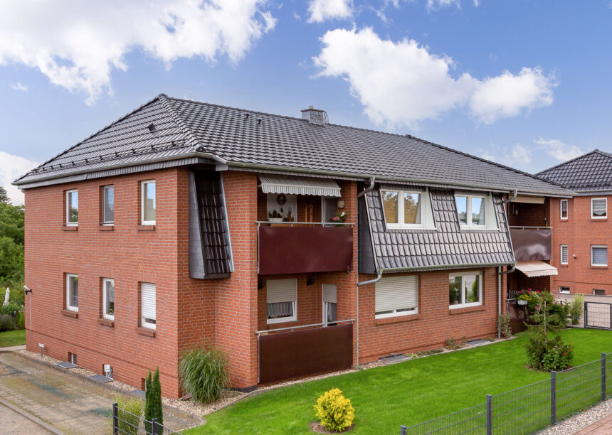 Traditionelles Mehrfamilienhaus mit edelschwarzen Dachziegeln