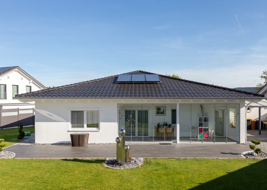 Toller Bungalow mit unserem Reformziegel in edelschwarz in der Gesamtansicht fotografiert