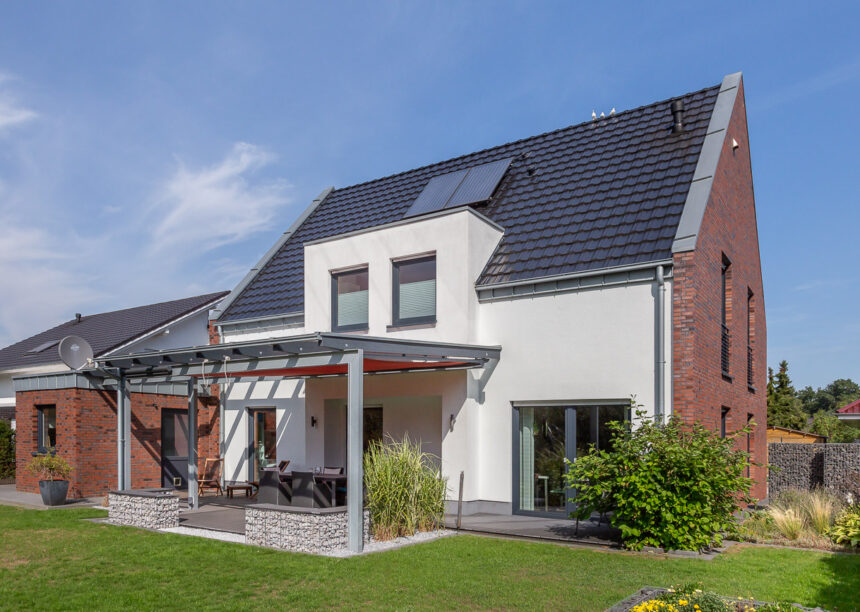 Deckbild von Z10 auf edelschwarzem Klinkerhaus mit puristischem Giebel mit überdachter Terrasse