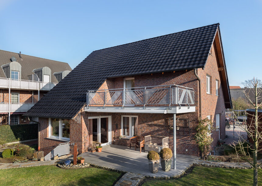 Reformziegel Z10 auf einem Fiesenhaus in edelschwarz mit Balkoneinblick