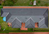 Tolles Mehrfamilienhaus mit Z10 Dachziegel in der Edelengobe edelspacegrau aus der Vogelperspektive fotografiert