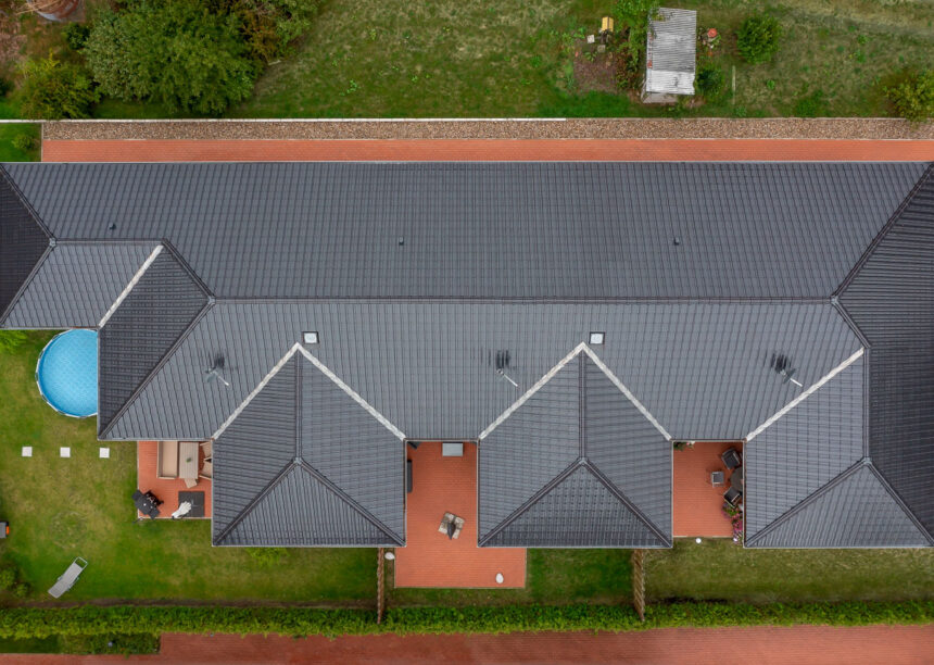 Tolles Mehrfamilienhaus mit Z10 Dachziegel in der Edelengobe edelspacegrau aus der Vogelperspektive fotografiert