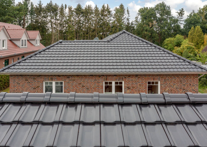 Tolles Mehrfamilienhaus mit Z10 Dachziegel in der Edelengobe edelspacegrau aus der Vogelperspektive mit Nebengebäude