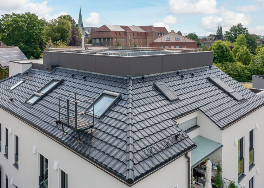 Mehrfamilienhaus mit Z10 Dachziegel in edelspacegrau hier die Dachansicht