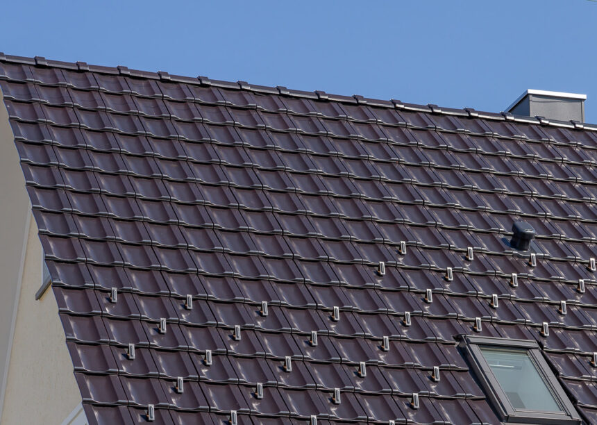 Glanzvolles Dach mit Reformziegel Z10 in edelspacgrau mit Schneestopnasen