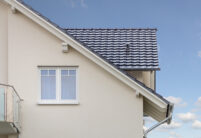 Einfamilienhaus mit Satteldach gedeckt mit Dachziegel Z10 in edelspacegrau mit Details von der Satteldachgaube