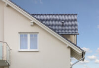 Einfamilienhaus mit Satteldach gedeckt mit Dachziegel Z10 in edelspacegrau mit Details von der Satteldachgaube