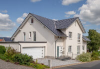 Einfamilienhaus mit Satteldach gedeckt mit Dachziegel Z10 in edelspacegrau