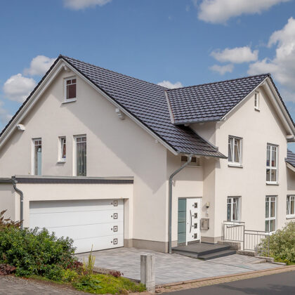 Einfamilienhaus mit Satteldach gedeckt mit Dachziegel Z10 in edelspacegrau