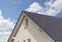Einfamilienhaus mit Satteldach gedeckt mit Dachziegel Z10 in edelspacegrau mit Details vom Ortgang und Giebel